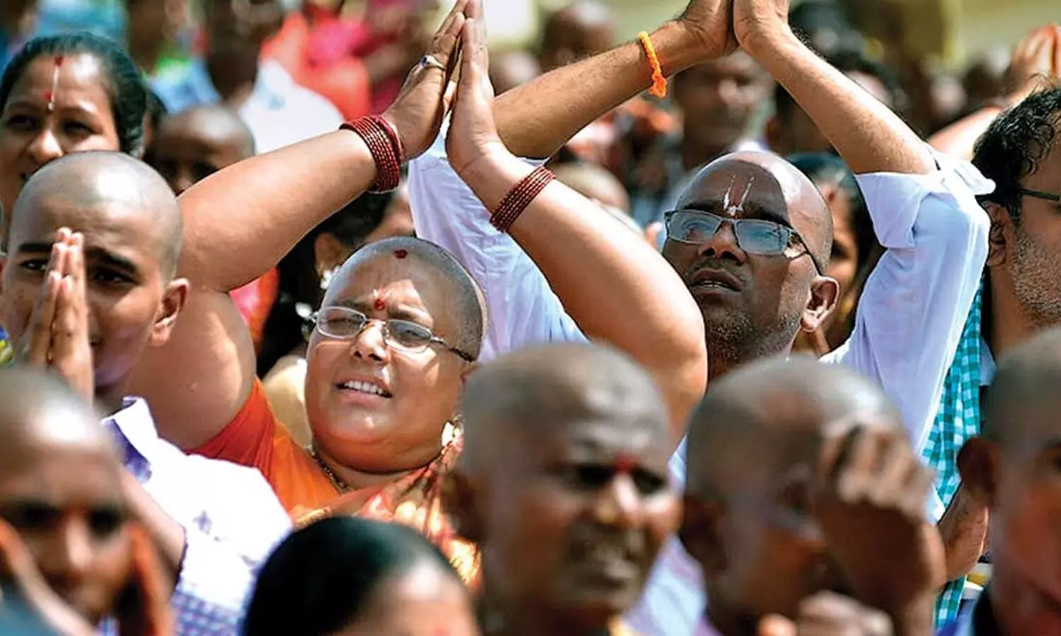 Tirumala : క్యూ లైన్‌లు దాటి... బయట వరకూ బారులు తీరిన భక్తులు