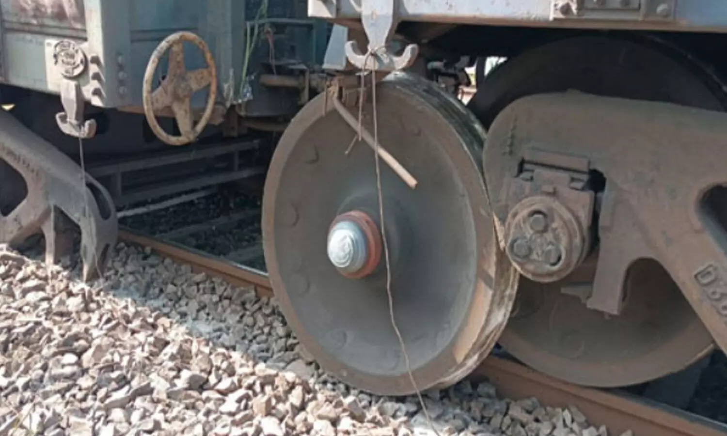 పట్టాలు తప్పిన గూడ్స్... రైళ్ల రాకపోకలకు అంతరాయం