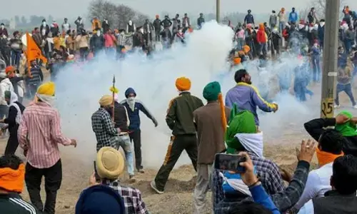 Delhi : ఢిల్లీ సరిహద్దుల్లో కొనసాగుతున్న ఉద్రిక్తత