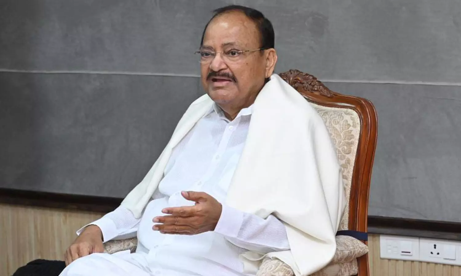 పోలింగ్ ‌బూత్‌లోనే వారికి బుద్ధి చెప్పండి : వెంకయ్య నాయుడు