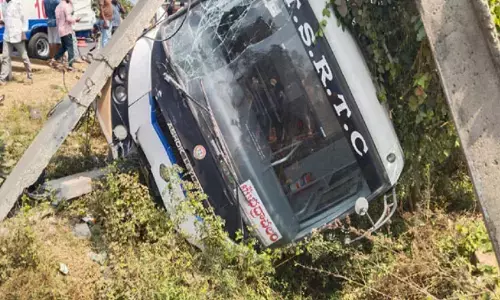 బస్సు నడుపుతుండగా డ్రైవర్ కు బీపీ డౌన్.. పట్టుకోల్పోవడంతో