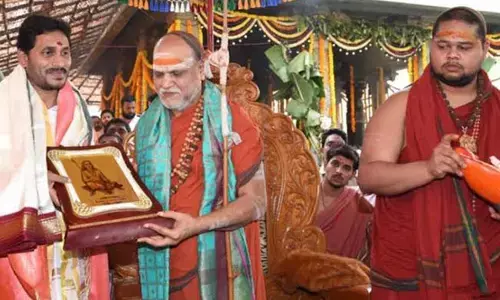 Ys Jagan : శారదాపీఠానికి వెళ్లనున్న జగన్