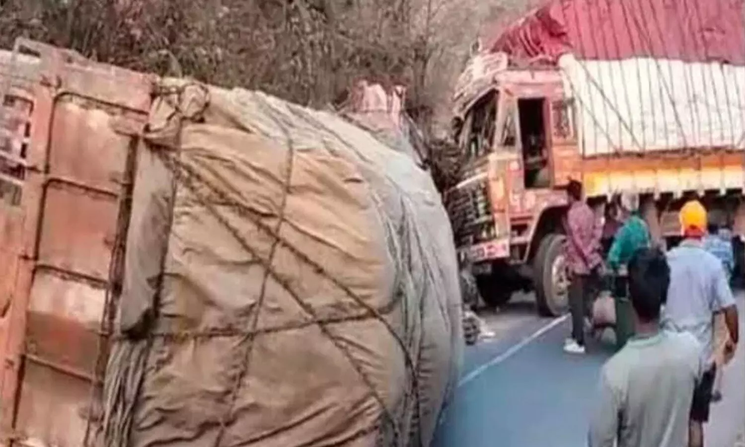 నల్లమల ఘాట్ రోడ్డులో ఆగిపోయిన వాహనాలు