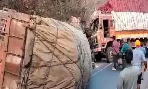 నల్లమల ఘాట్ రోడ్డులో ఆగిపోయిన వాహనాలు