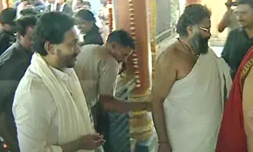 Ys Jagan :   శారదాపీఠంలో వైఎస్ జగన్.. రాజశ్యామల అమ్మవారికి
