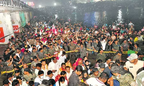 Medaram : మేడారానికి పోటెత్తుతున్న భక్తులు...కట్టడి చేయలేకపోతున్న పోలీసులు