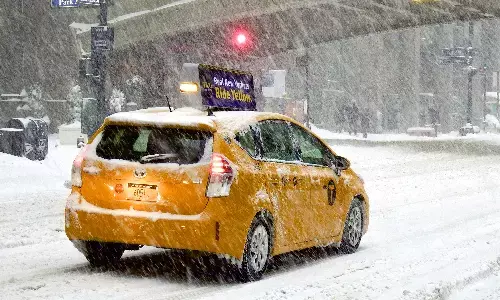 కాశ్మీర్‌లో మంచుతుఫాను .. ఒకరి మృతి