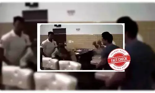 ଧଳା ସାର୍ଟ ପିନ୍ଧିଥିବା ବ୍ୟକ୍ତି ଜଣଙ୍କ ଜଣେ ପୋଲିସ୍ କର୍ମଚାରୀଙ୍କୁ ଆକ୍ରମଣ କରୁଥିବା ଭିଡିଓ ହେଉଛି ଭାଇରାଲ ,ଯାହାକି ଉତ୍ତର ପ୍ରଦେଶର