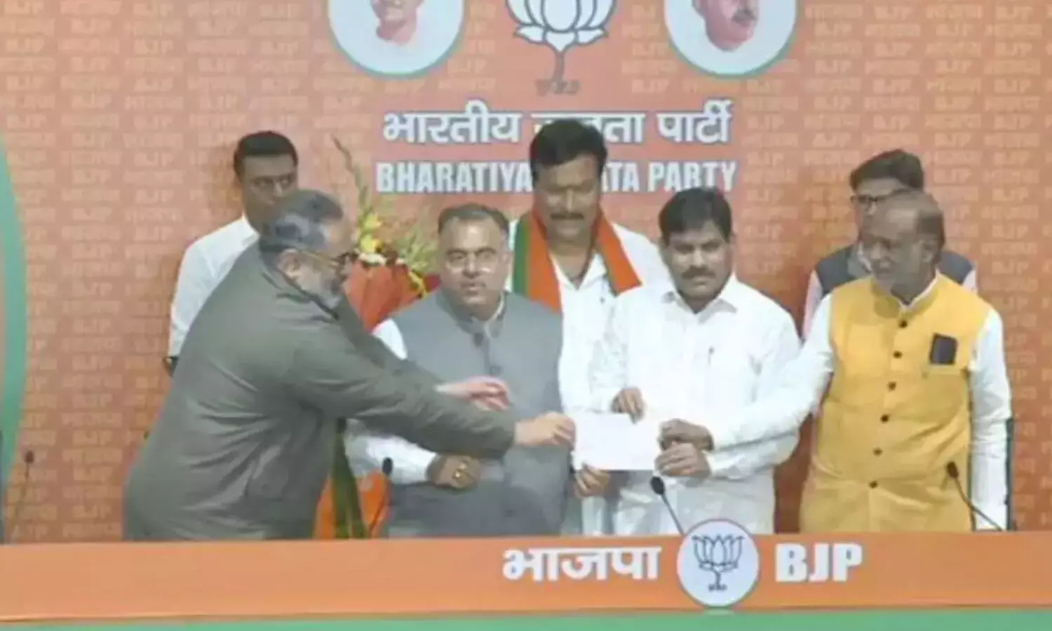 బీఆర్ఎస్ కు మరో షాక్.. ఆయన కూడా రాజీనామా!!