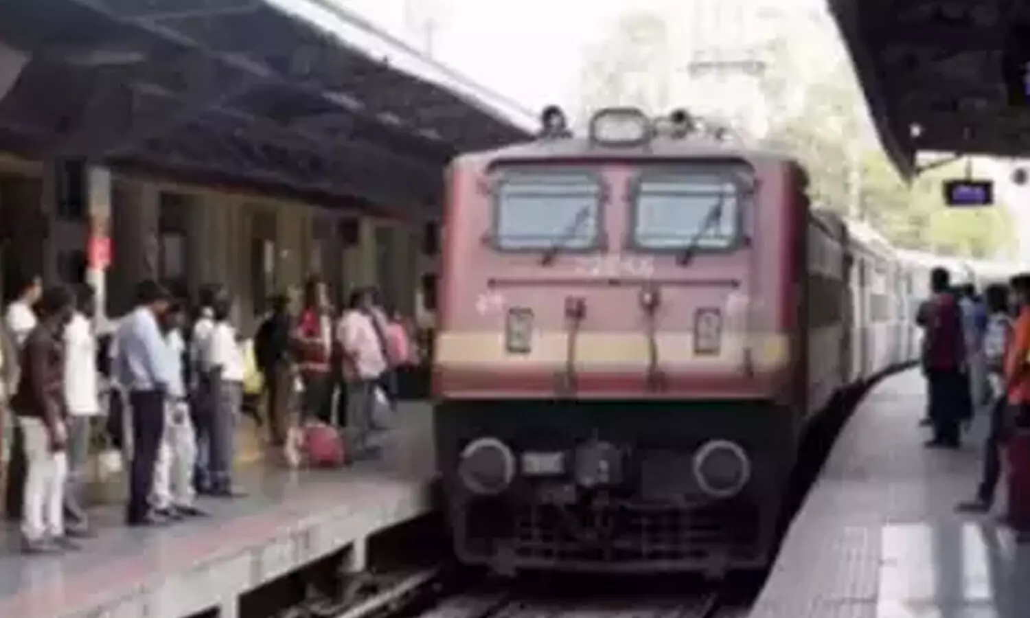 Train : ఆగి ఉన్న రైలులో మంటలు.. పేలిన సిలిండర్లు...అయితే అదృష్టవశాత్తూ