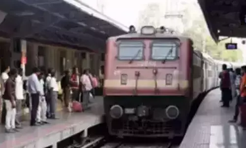 Train : ఆగి ఉన్న రైలులో మంటలు.. పేలిన సిలిండర్లు...అయితే అదృష్టవశాత్తూ