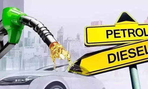 Petrol : ఇండియాలో పెట్రోలు ధర.. లీటరు పై పదిహేను రూపాయలు తగ్గింపు