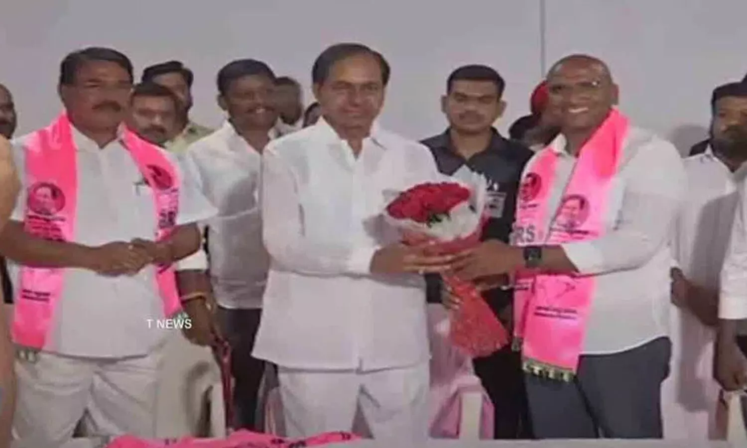 BRS : గులాబీ కండువా కప్పుకున్న ప్రవీణ్ కుమార్