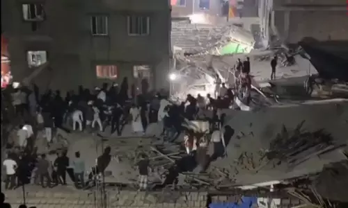 నిర్మాణంలో ఉన్న భవనం కూలి ఇద్దరు మృతి