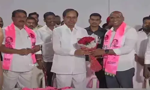 BRS : గులాబీ కండువా కప్పుకున్న ప్రవీణ్ కుమార్