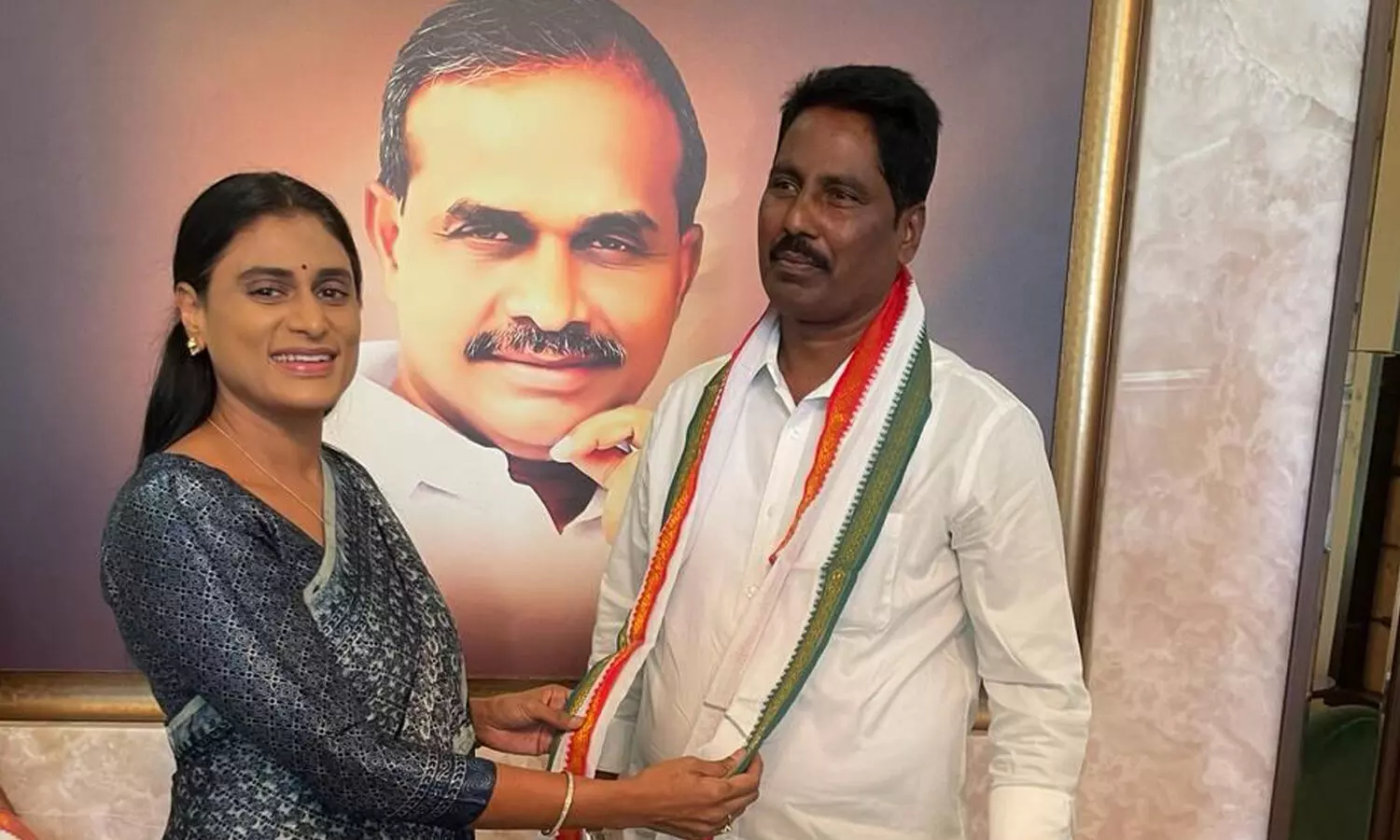 వైసీపీ ఎమ్మెల్యేకు కండువా కప్పిన వైఎస్ షర్మిల