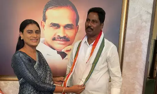 వైసీపీ ఎమ్మెల్యేకు కండువా కప్పిన వైఎస్ షర్మిల