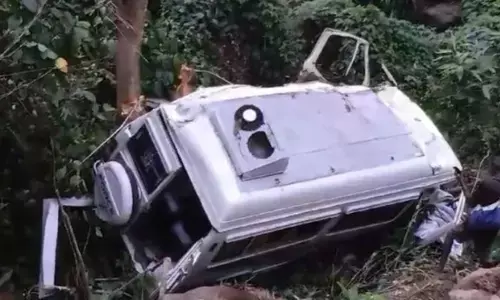 road accident,  tempo traveler, three people died, kerala