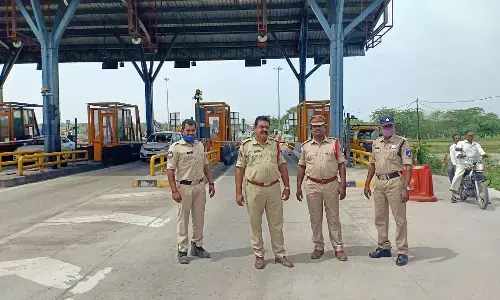 టోల్‌ప్లాజా వద్ద 16.50 లక్షల పట్టివేత