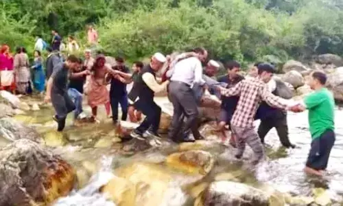 హోలీ రోజున విషాదం.. కొండ చరియలు విరిగిపడి ఇద్దరు మృతి