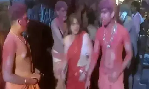 ఉజ్జయినిలో భస్మహారతి ఇస్తుండగా మంటలు చెలరేగడంతో?