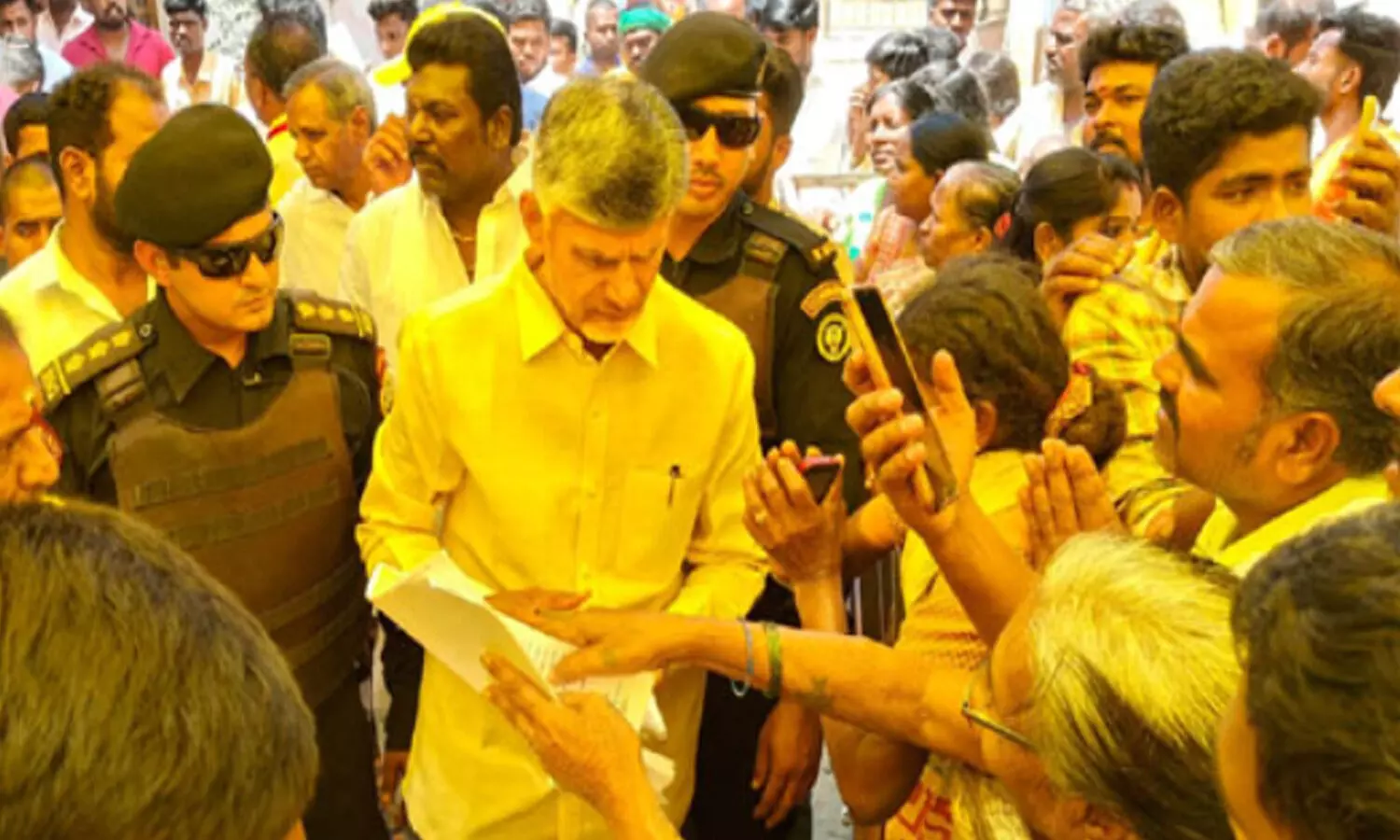 Chandrababu : కుప్పంలో ఇంటింటికీ తిరుగుతున్న చంద్రబాబు