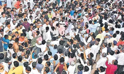 Telangana : ఊరంతా ఒకచోట చేరి పిడిగుద్దులతో...?