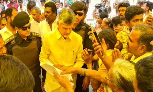 Chandrababu : కుప్పంలో ఇంటింటికీ తిరుగుతున్న చంద్రబాబు