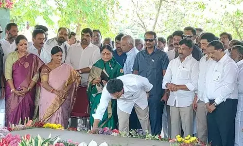 Ys Vijayamma : ఇడుపులపాయకు వైఎస్ విజయమ్మ.. జగన్ వెంటేనా?