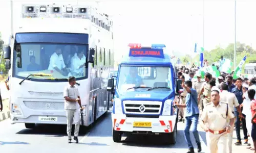 Ys Jagan : జగన్ బస్సులో ఉండగా.. అంబులెన్స్ రావడంతో?