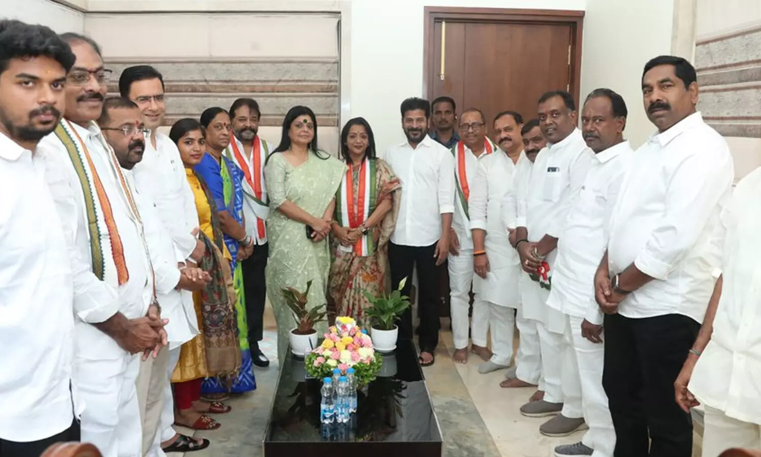 Congress : కాంగ్రెస్ కండువా కప్పుకున్న మేయర్