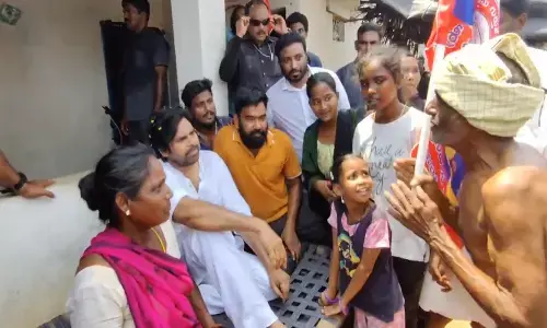 Pawan Kalyan : పిఠాపురంలో పవన్ ఇంటింటికీ తిరుగుతూ