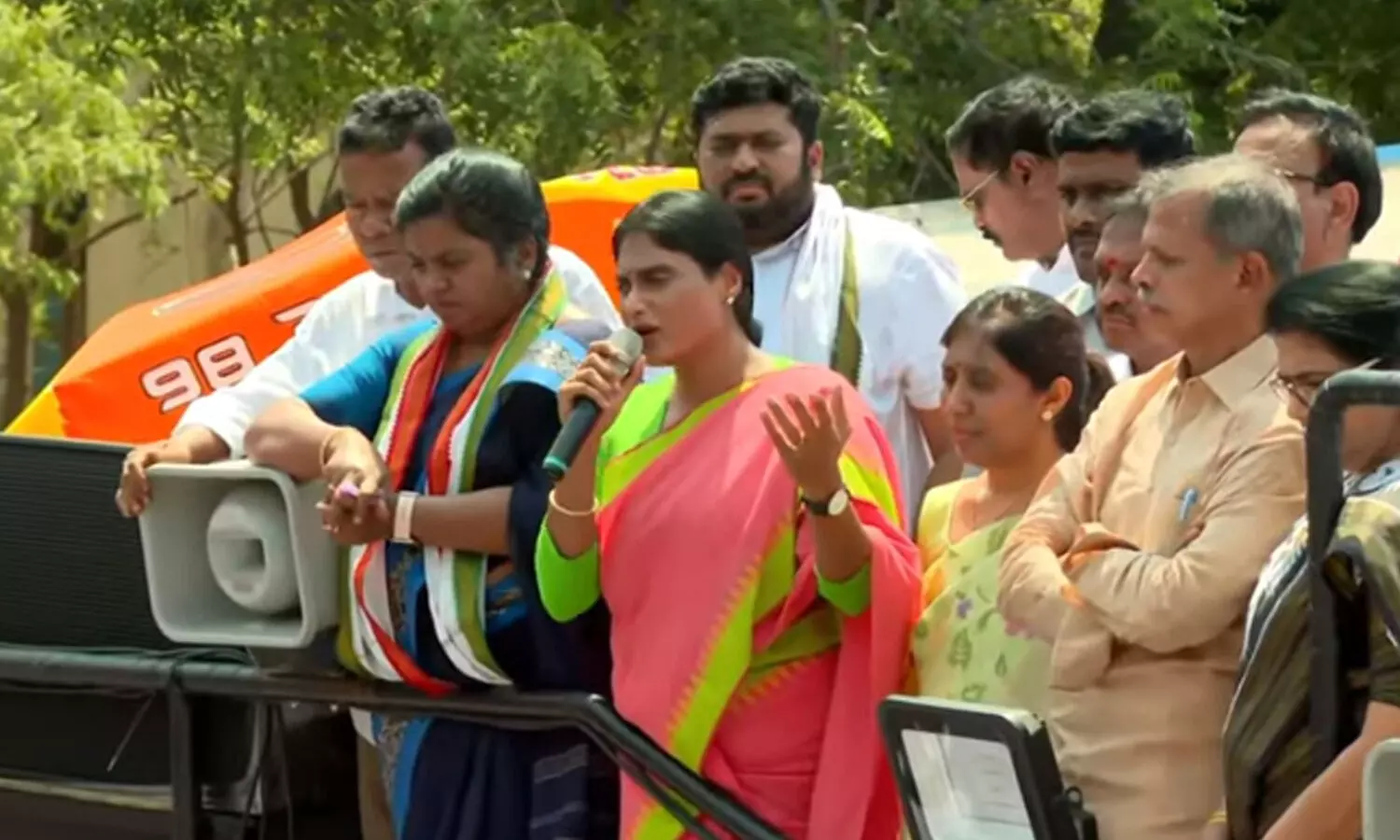 Ys Sharmila : జగనన్నను ఓడించండి.. అవినాష్ కు ఓటేయకండి Ys Sharmila : జగనన్నను ఓడించండి.. అవినాష్ కు ఓటేయకండి