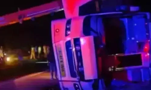 Road Accident : బస్సు బోల్తా.. నలుగురు మృతి