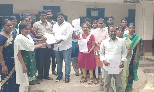 Volunteers : వాలంటీర్ల మూకుమ్మడి  రాజీనామా... కారణం ఏం చెప్పారంటే?