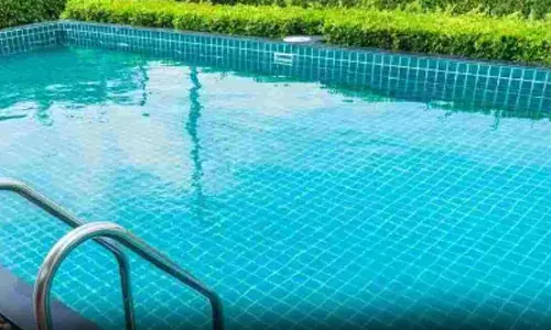 స్విమ్మింగ్ పూల్ లో పడి చిన్నారి మృతి