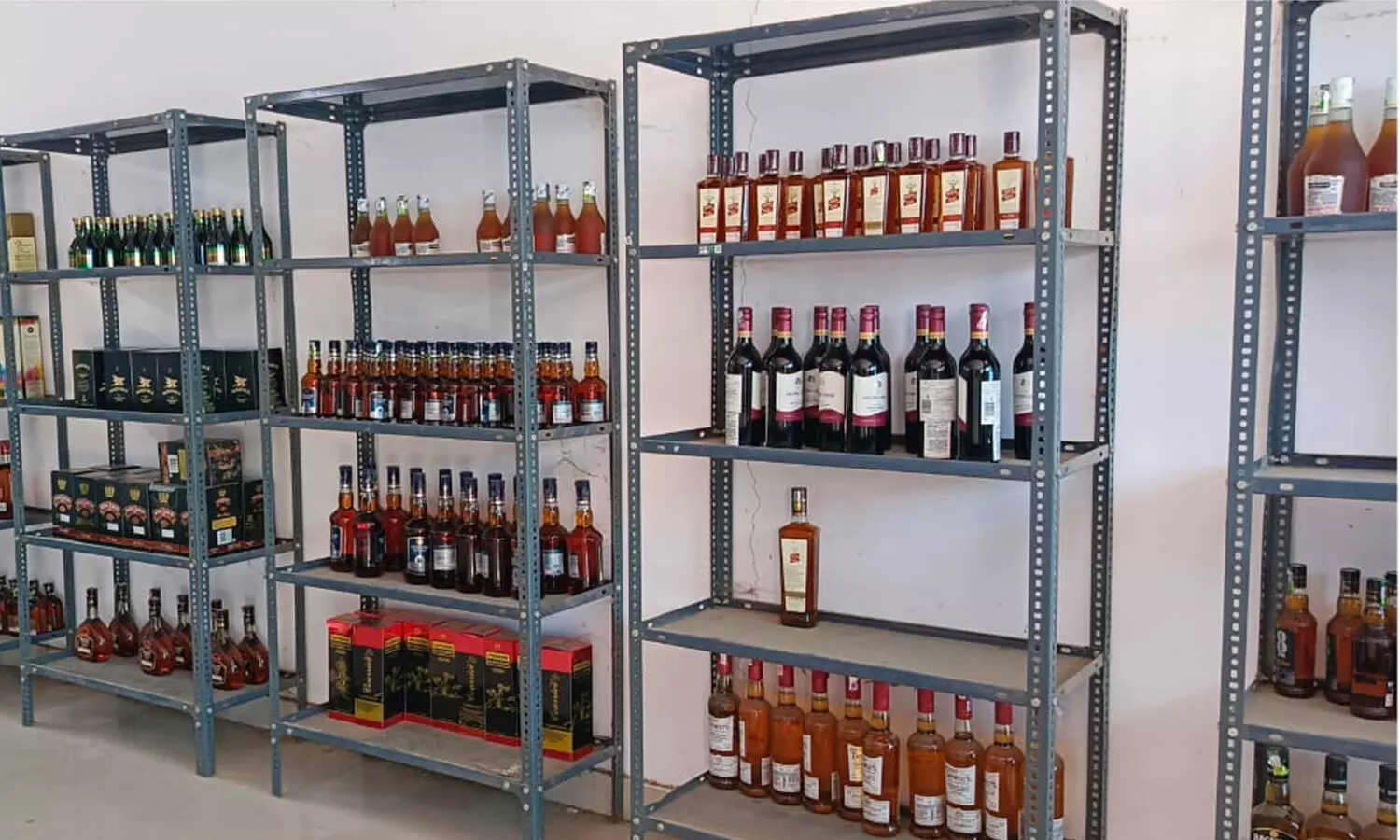 Liquor Shops : మందుబాబులకు షాకిస్తున్న ఏపీ సర్కార్.. రీజన్ ఇదేనట