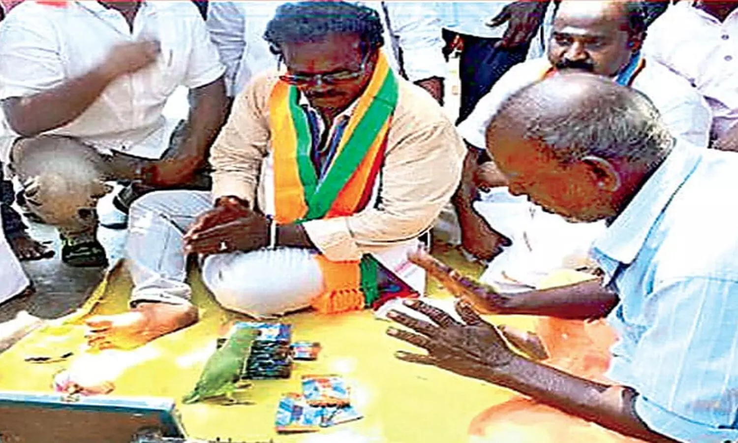 Tamilnadu : అభ్యర్థికి చిలకజోస్యం చెప్పాడని వ్యక్తి అరెస్ట్