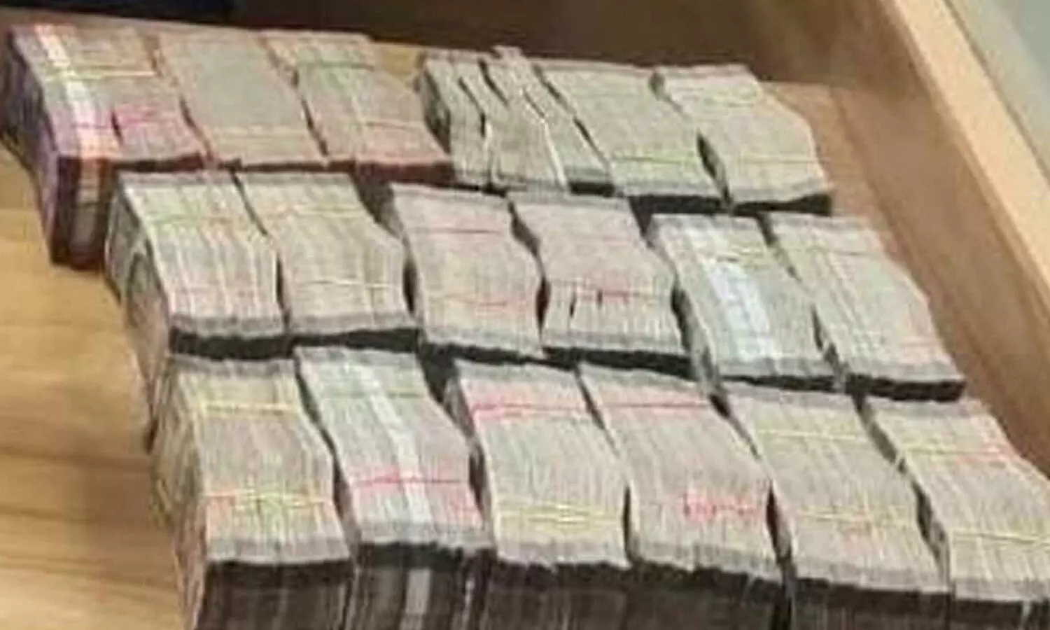 Breaking : మాదాపూర్ లో భారీగా నగదు స్వాధీనం... పదిహేను బాక్సుల నిండా నగదును చూసిన పోలీసులు