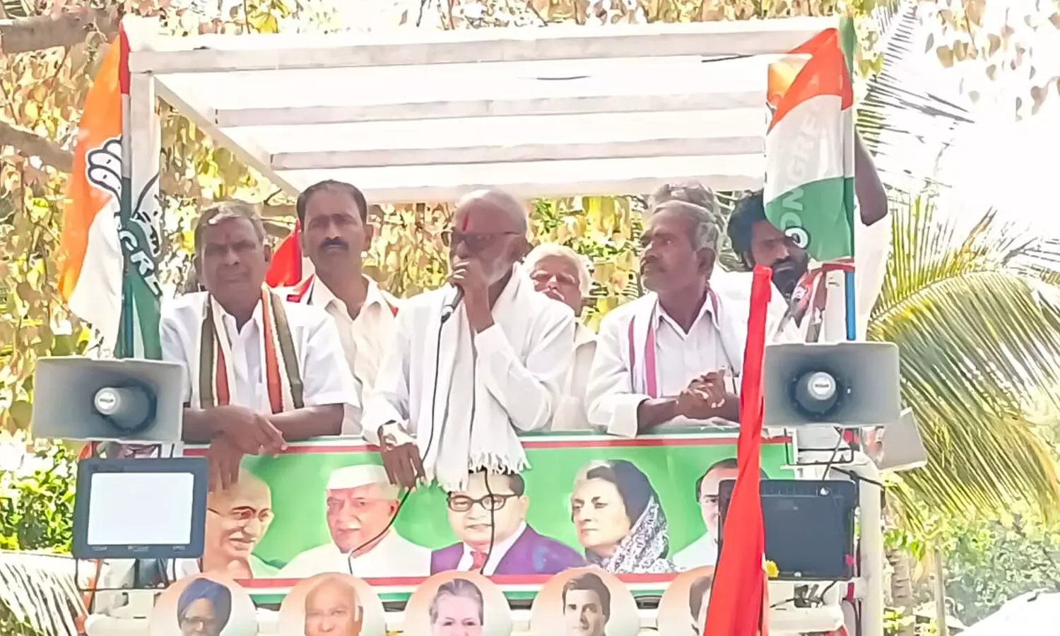 మడకశిరలో రఘువీరా ప్రచారం