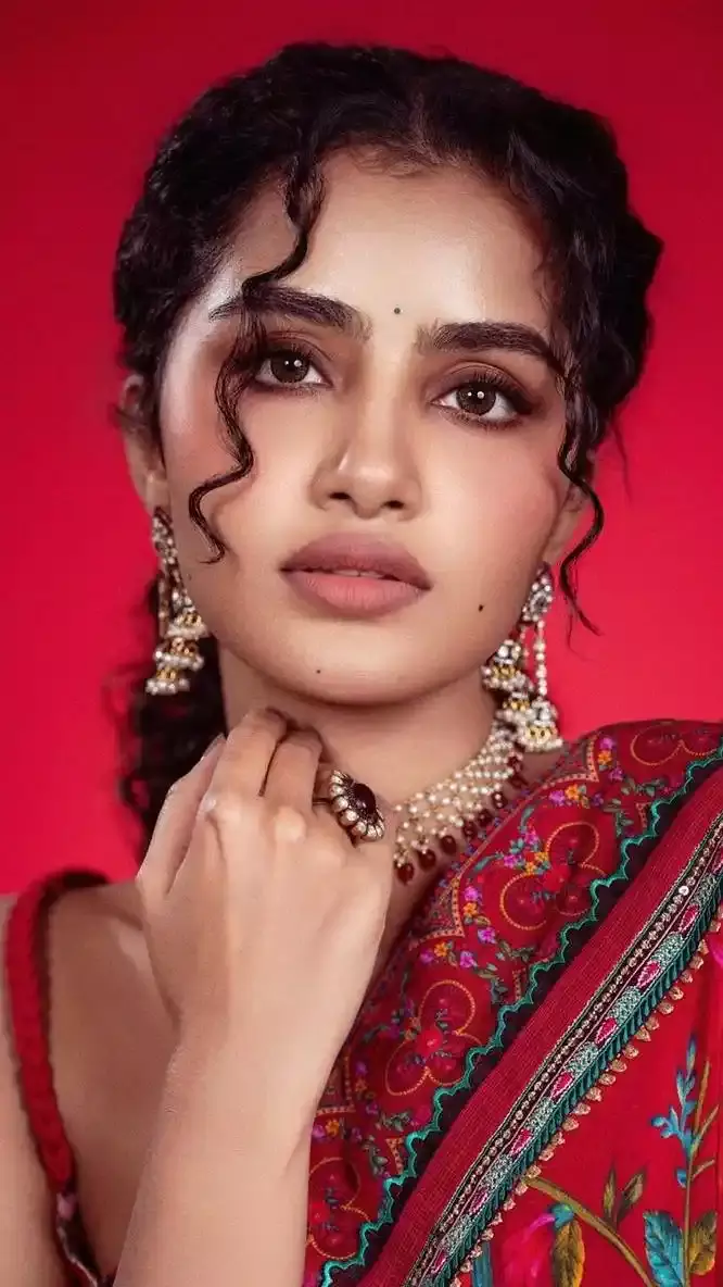 ఎరుపు రంగు చీరలో మెరిసిన అనుపమ