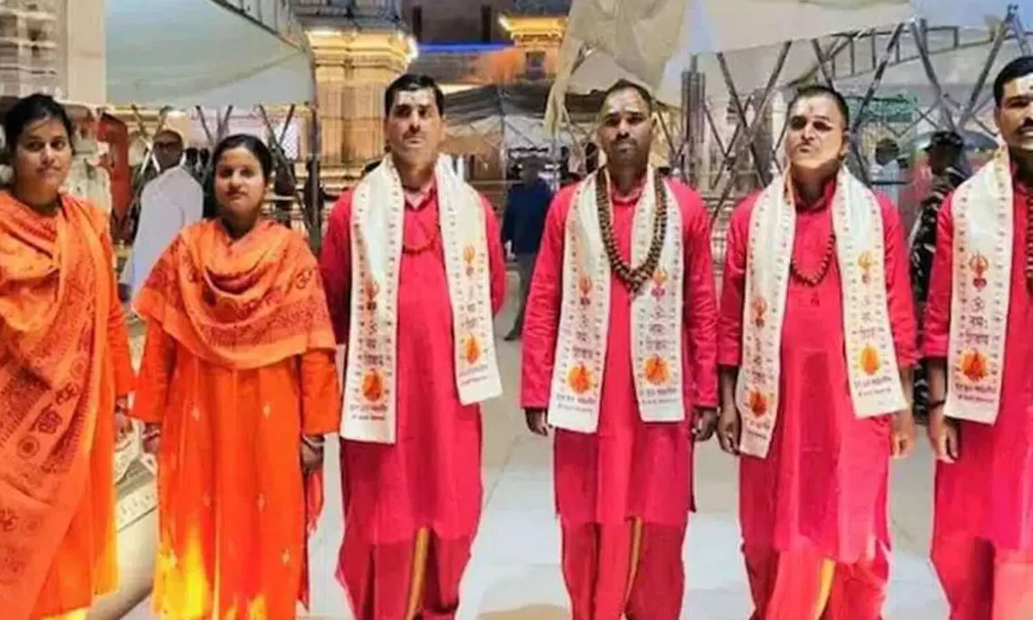 వీళ్లంతా పోలీసులే.. విధులు చేస్తన్న వారే... పూజారుల దుస్తుల్లో