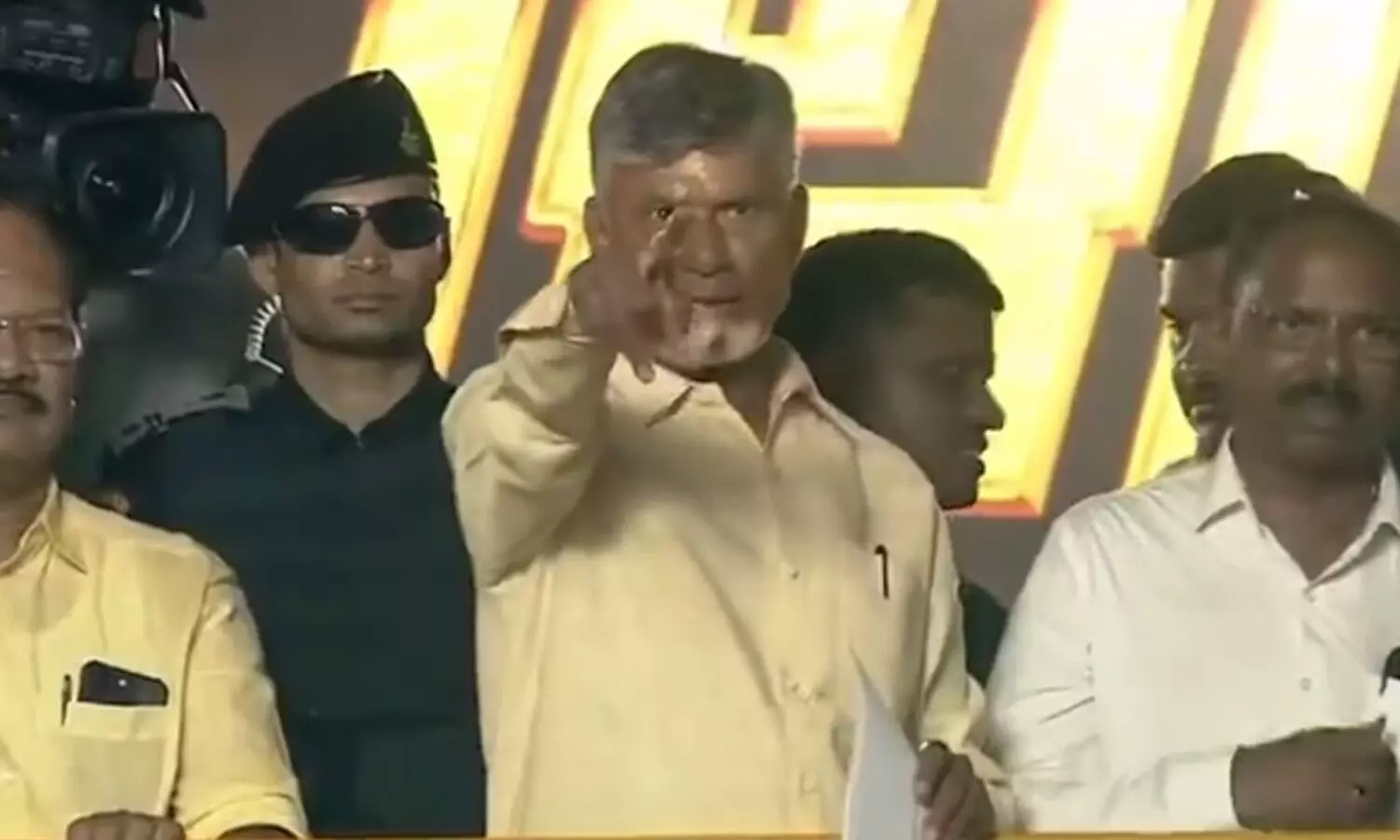 తిక్కలోడికి ఓటేస్తే రాజధాని లేకుండా చేశారు : చంద్రబాబు తిక్కలోడికి ఓటేస్తే రాజధాని లేకుండా చేశారు : చంద్రబాబు