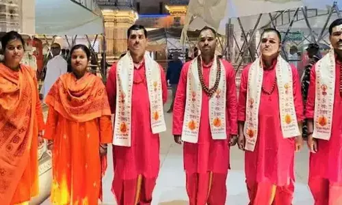 వీళ్లంతా పోలీసులే.. విధులు చేస్తన్న వారే... పూజారుల దుస్తుల్లో