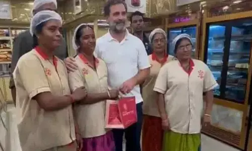 Rahul Gandhi : ప్రియమిత్రుడి కోసం స్వీట్లు కొన్న రాహుల్ గాంధీ