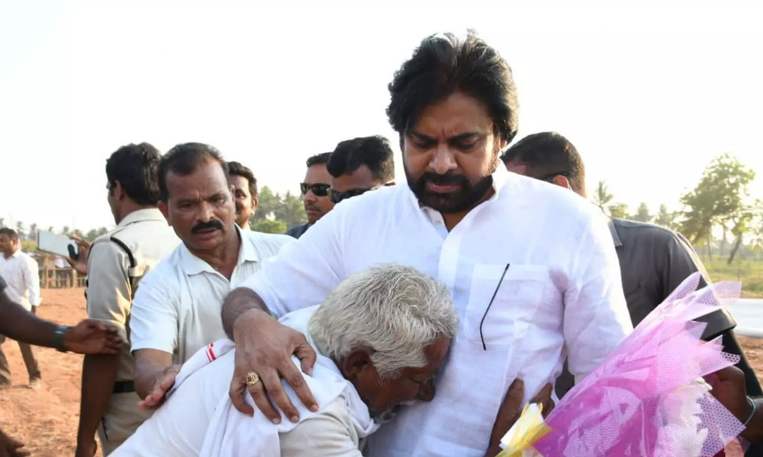 Breaking :  తెనాలిలో పవన్ పై రాళ్లతో దాడి