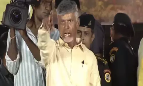 Chandrababu : చంద్రబాబుపై రాయి విసిరిన ఆగంతకుడు