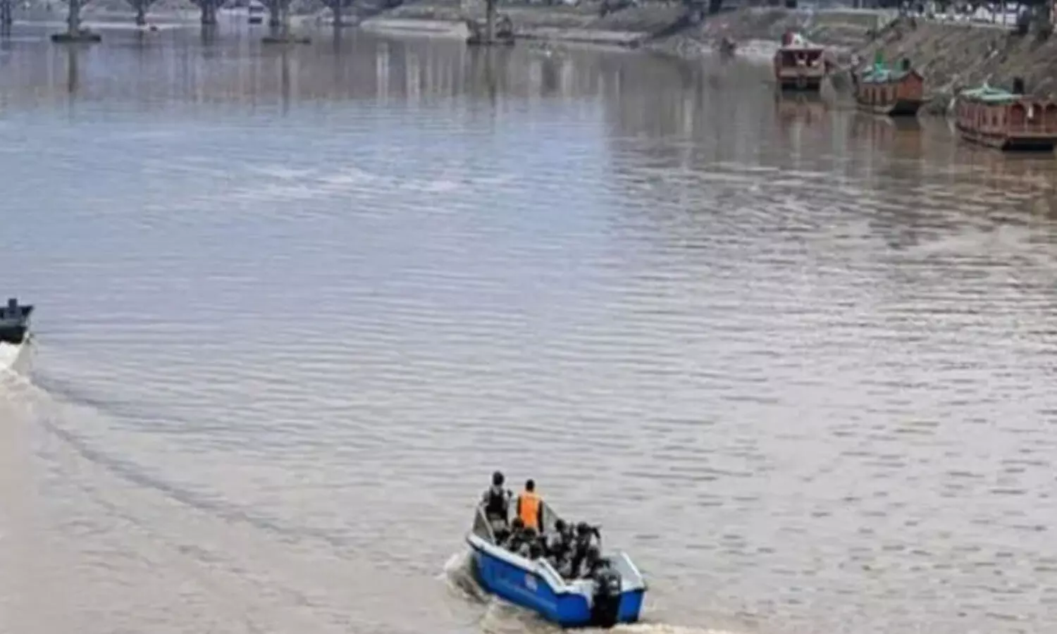 శ్రీనగర్ లో ఘోర ప్రమాదం.. నదిలో పడి నలుగురు చిన్నారుల దుర్మరణం