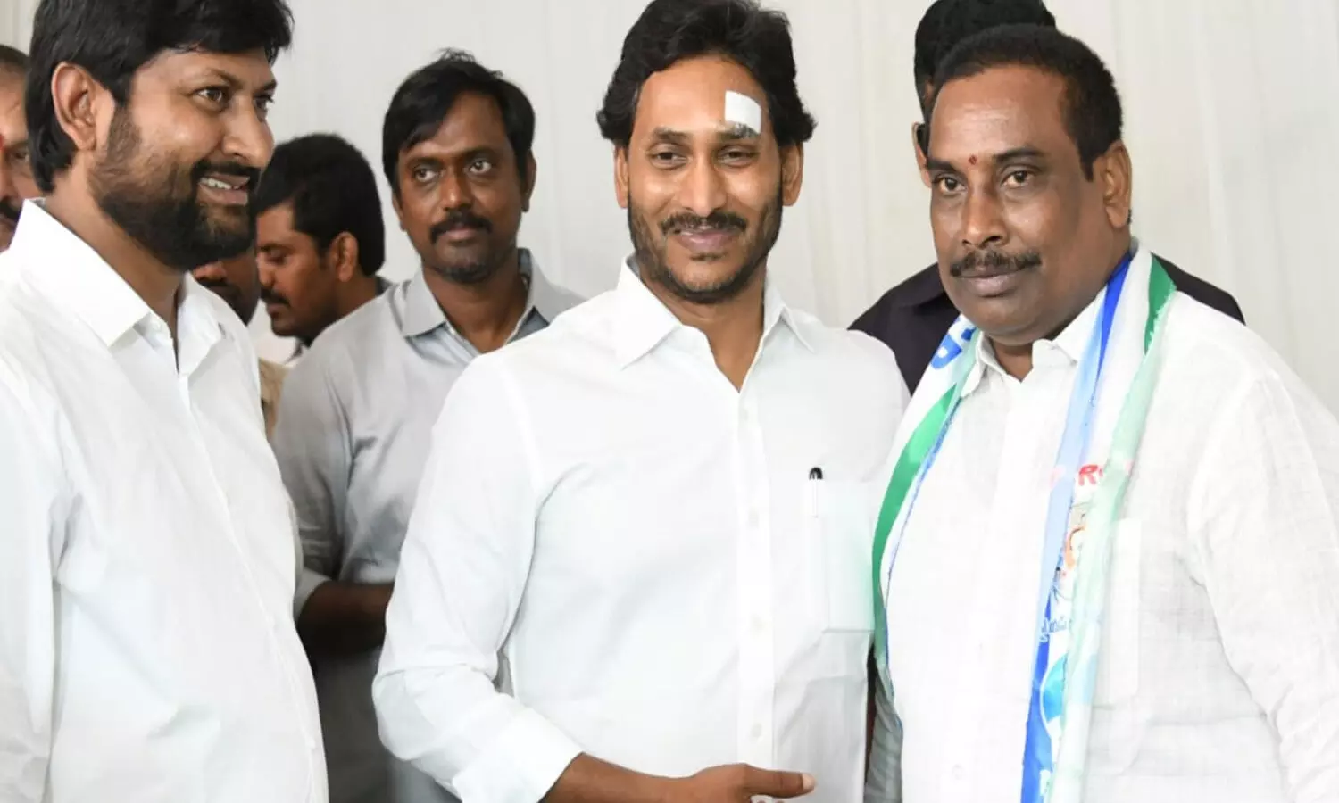 YSRCP : వైసీపీలో చేరిన దెందులూరు టీడీపీ నేతలు