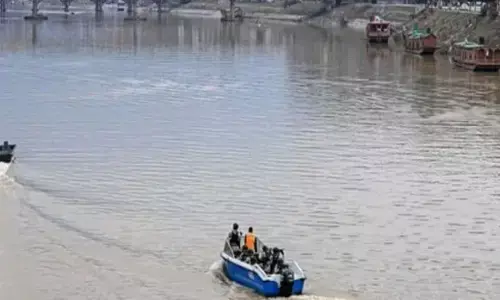 శ్రీనగర్ లో ఘోర ప్రమాదం.. నదిలో పడి నలుగురు చిన్నారుల దుర్మరణం